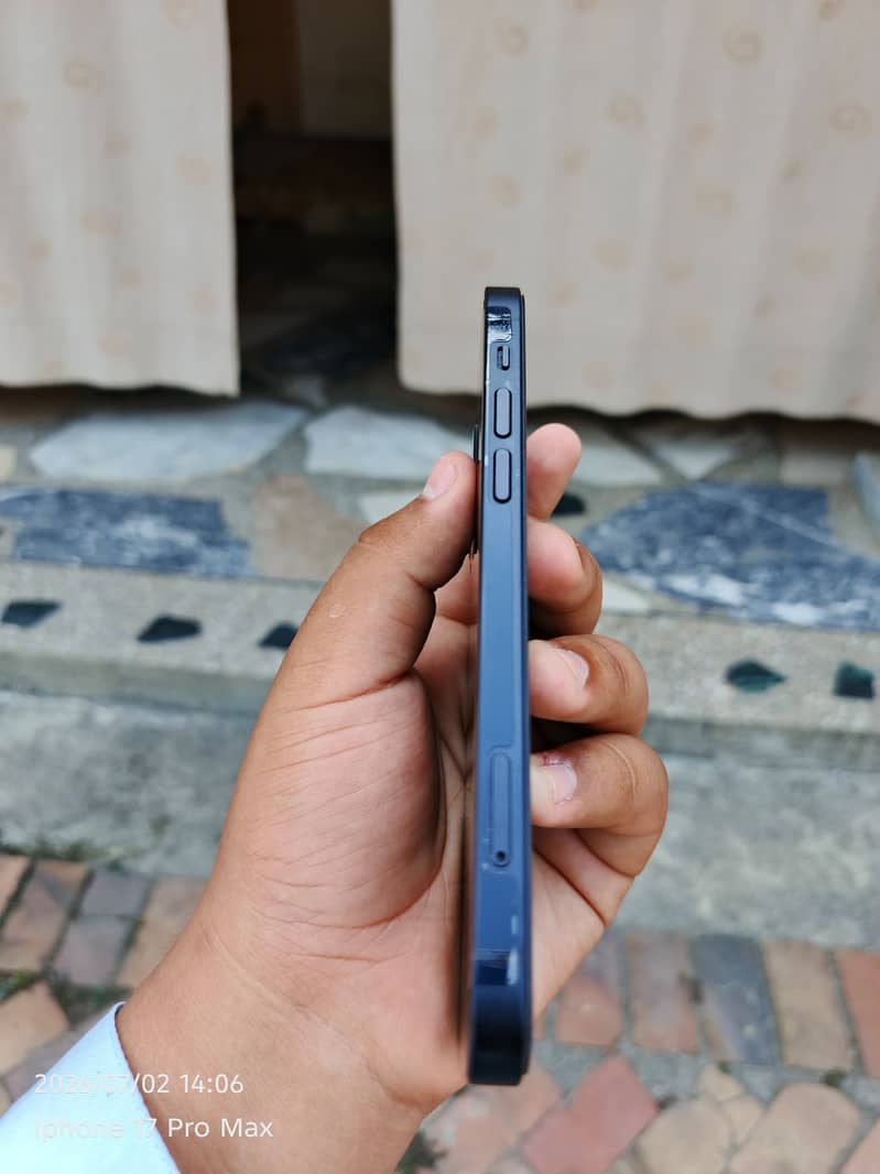 Apple iPhone 12 4
