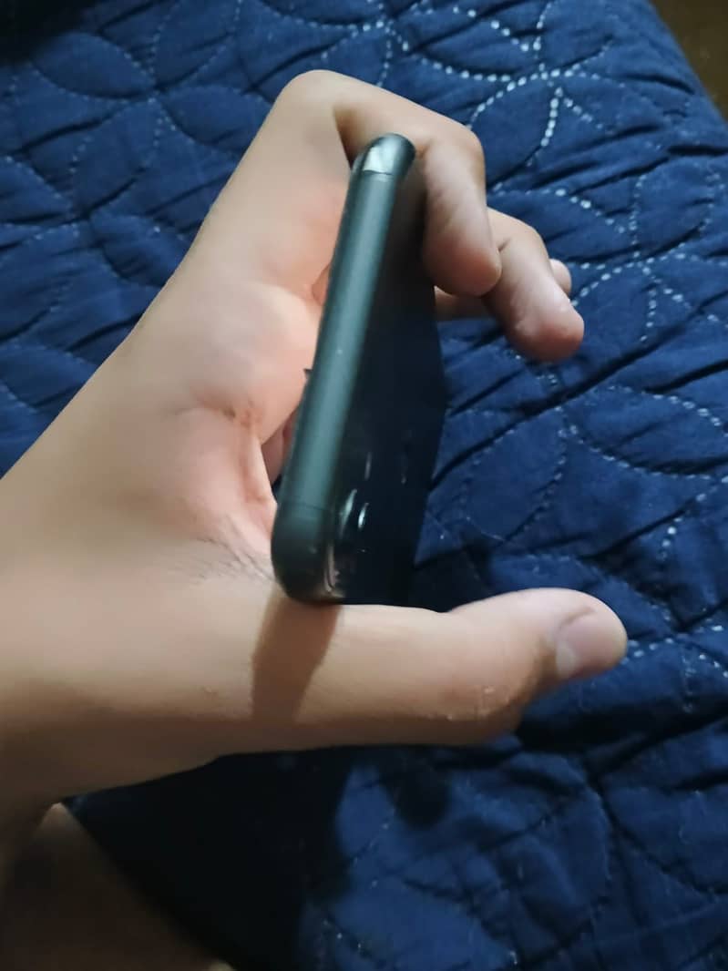 Apple iPhone 11 4