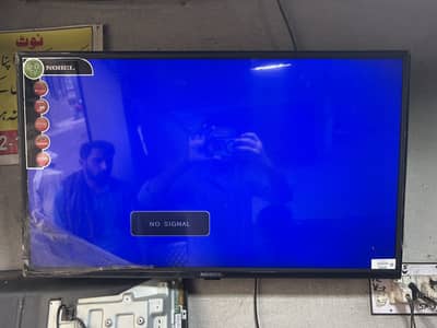 Non smart 32 inch nobel led tv 10 by 10