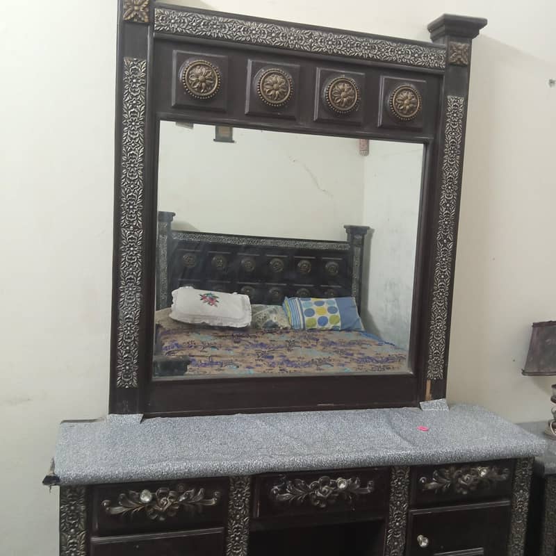 Dressing table in good condition 0