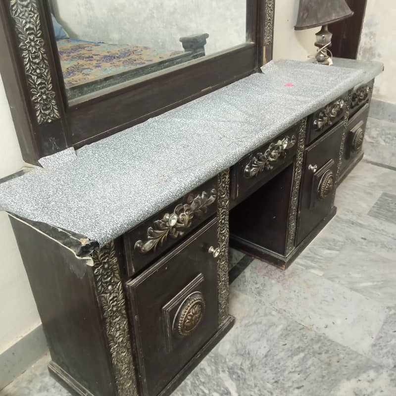 Dressing table in good condition 2