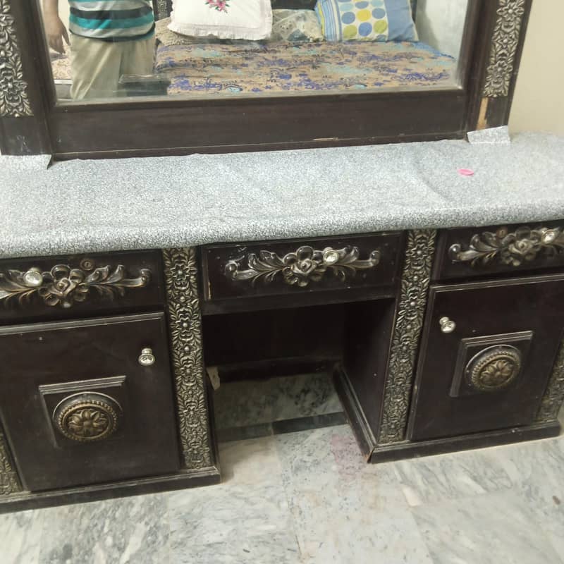 Dressing table in good condition 3