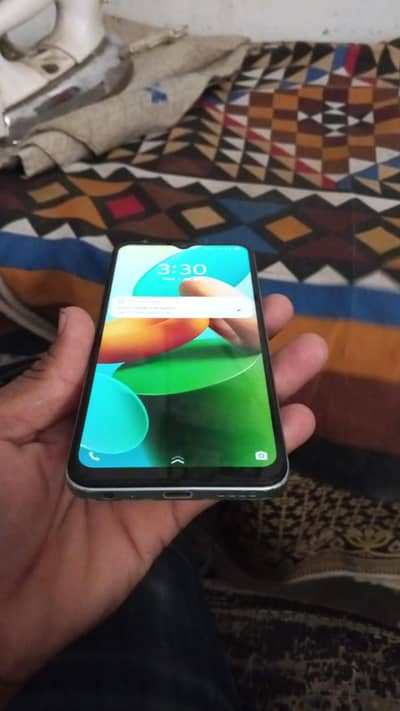 vivo y22 4 GB 64 GB all okay 10 by 9 bs box nai ha  03245396499