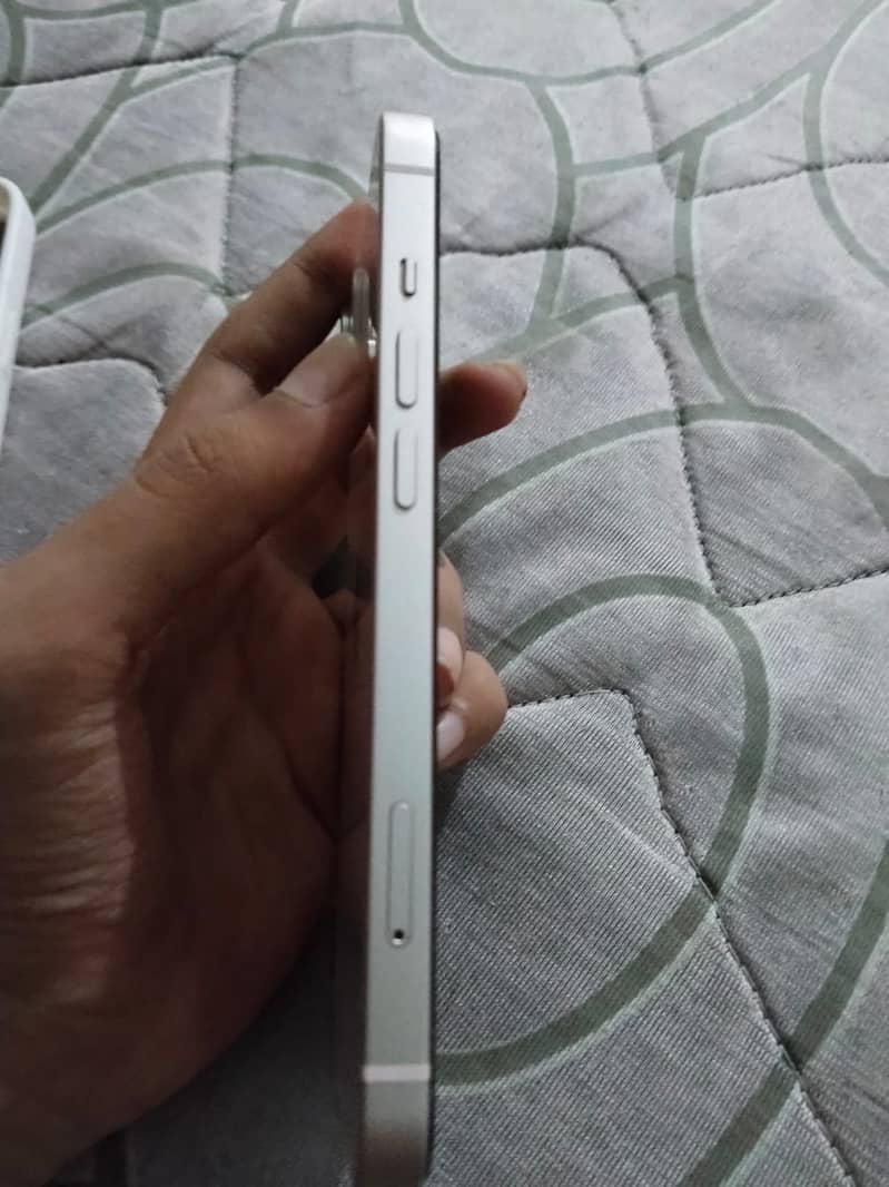 Apple iPhone 13 5