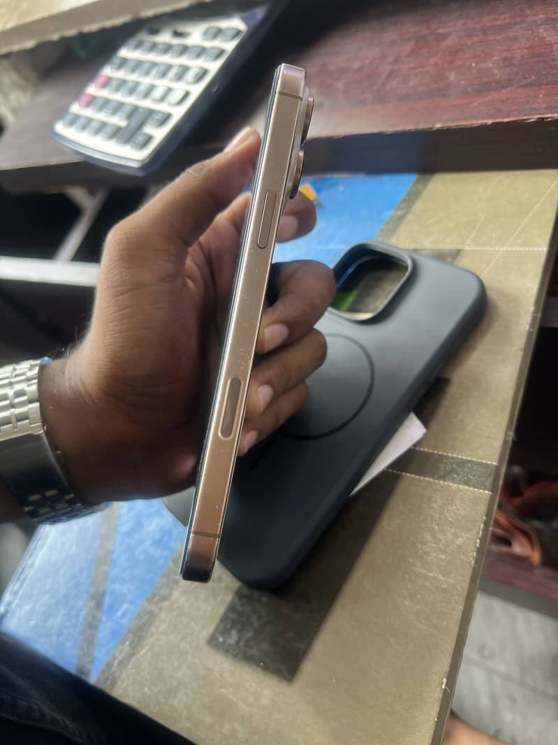 Apple iPhone 16 Pro Max 1