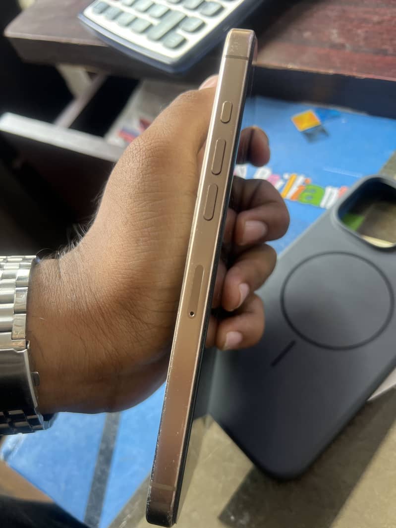 Apple iPhone 16 Pro Max 2