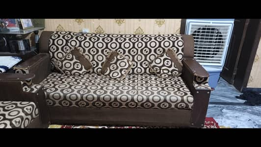 A beautiful 5 seater sofa for sale in good condition