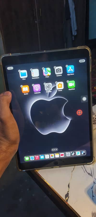 Apple i pad 10.5 64GB Full Lush  dubai sy Aya Hai