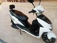 Metro Capital E Bikes R99 Pro Electric Scooty - White