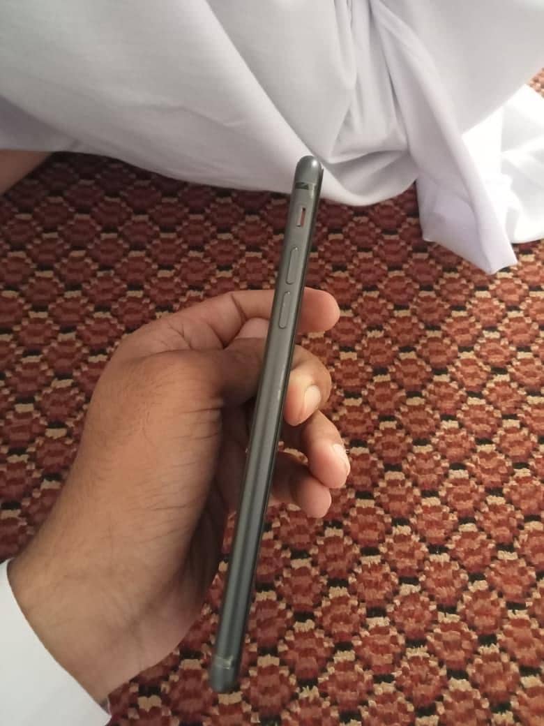 Apple iPhone 8 Plus 4