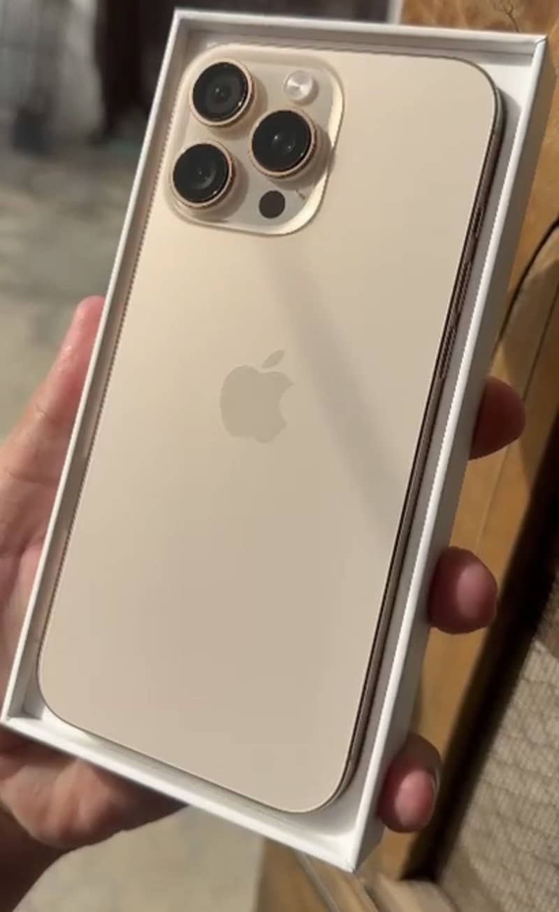 Apple iPhone 16 Pro Max 0
