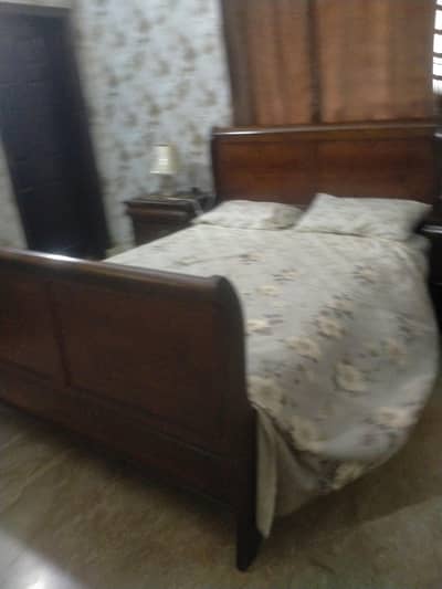 it's heavy weight pure wooden bed set sale in Lahore