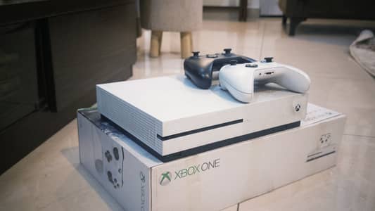 Xbox One S 1 TB + 2 Controllers + Original box + 7 games