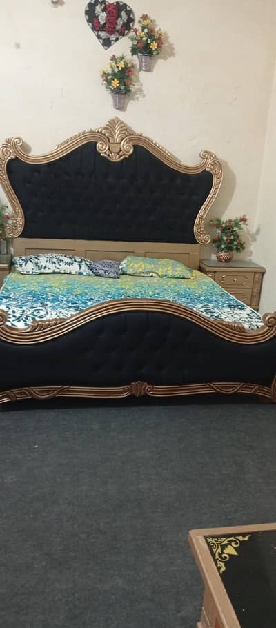 Bed with 2 side table 1 show piece 2 almari