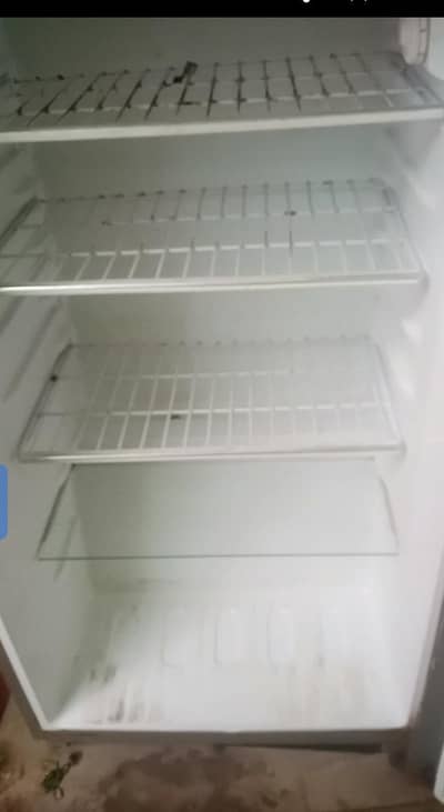 Refrigerator grey colour ka hai
