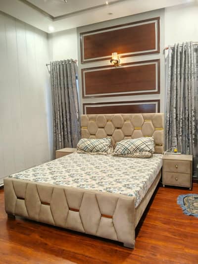 Queen size bed Modern New Style Trendy design