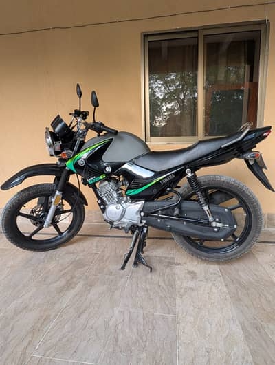 Yamaha YBR 125G (2025 Model) – Matte Grey & Green – Showroom Condition