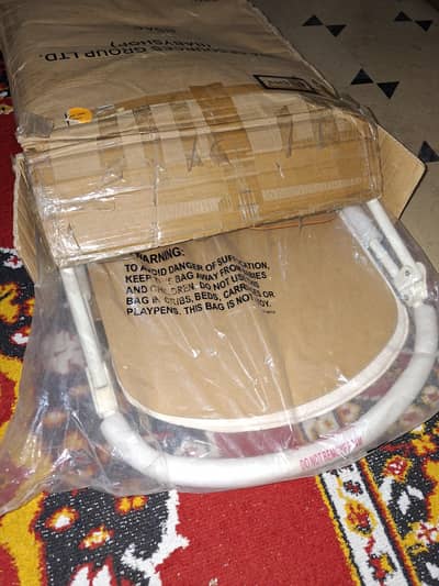 Giggles overly 2-in-1 Bassinet with music.