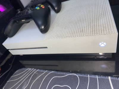 Xbox one s 512 gb with 2 original controllers