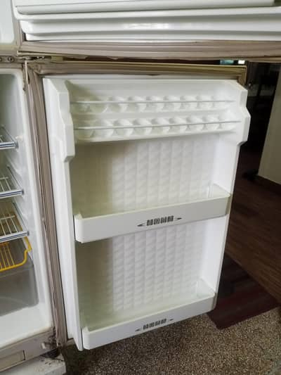 dawlance medium size fridge