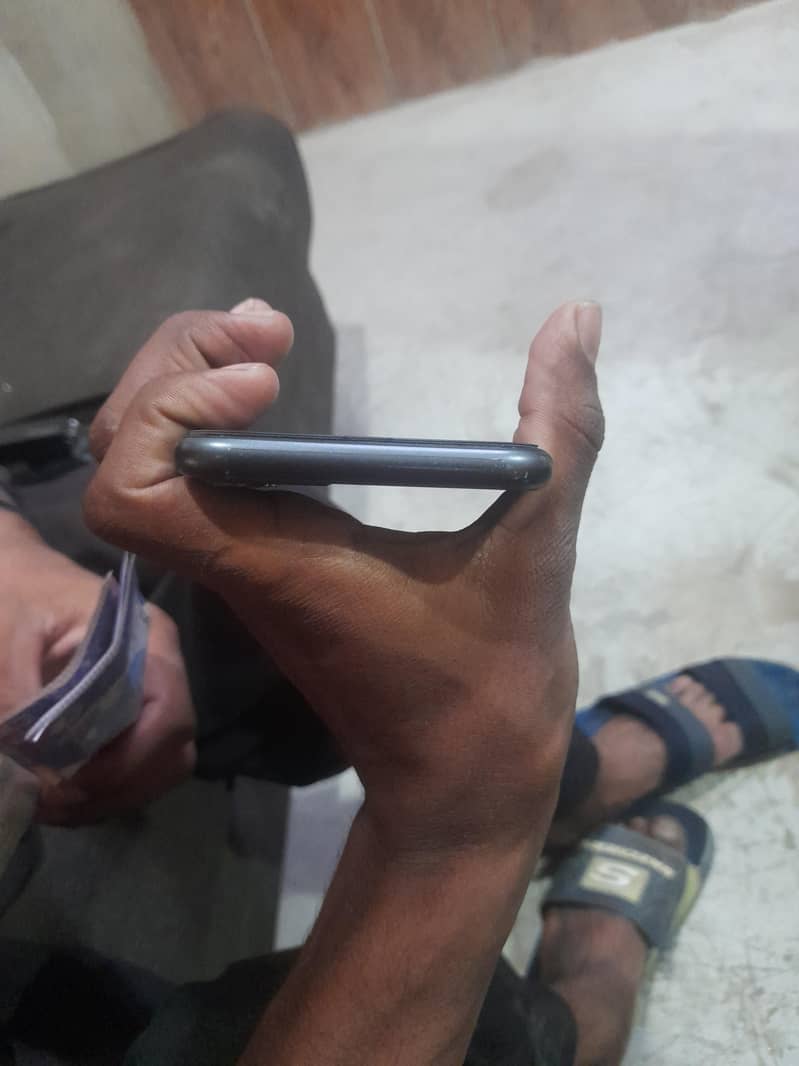 iPhone 11 4