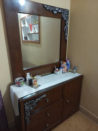 dressing table/dresser