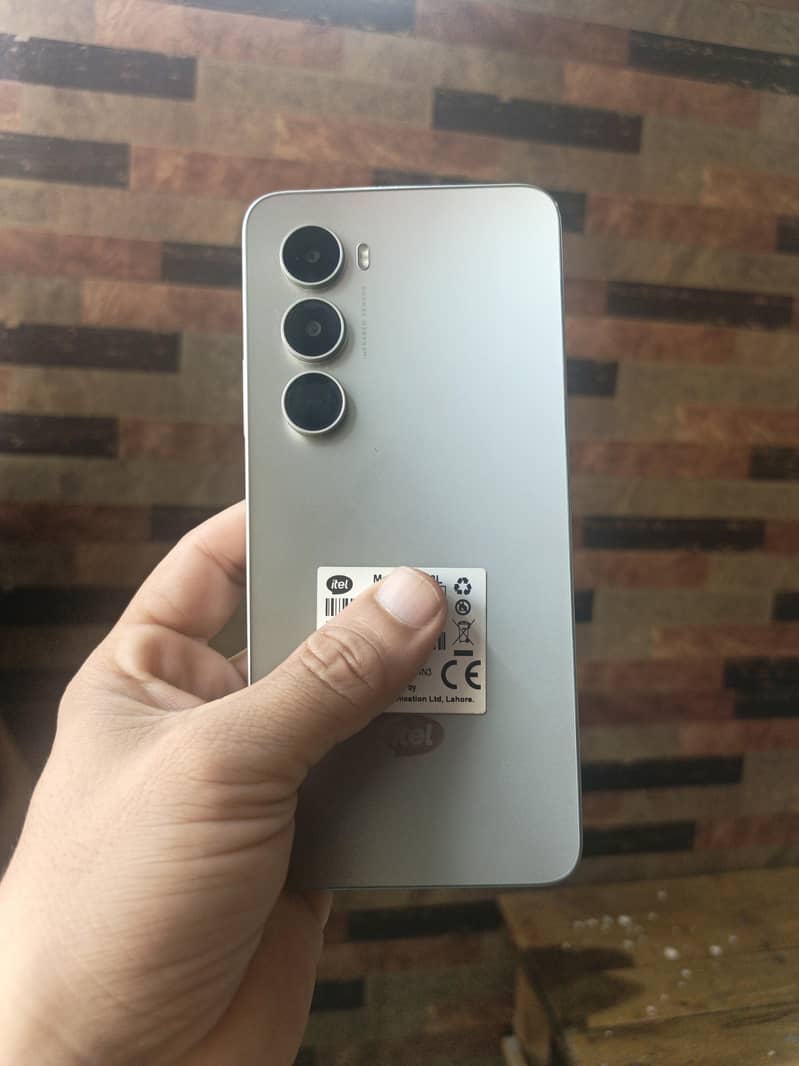 itel a100 4+8/128 0