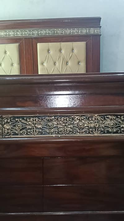 wodden bed