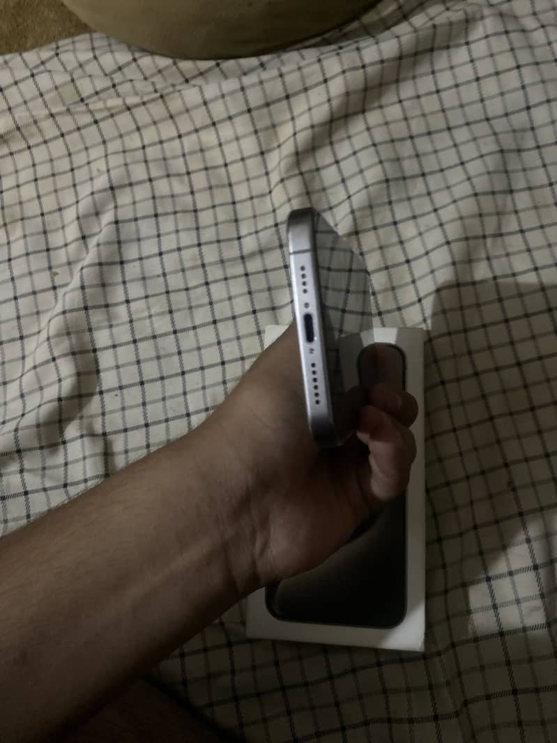 Apple iPhone 15 Pro Max 4