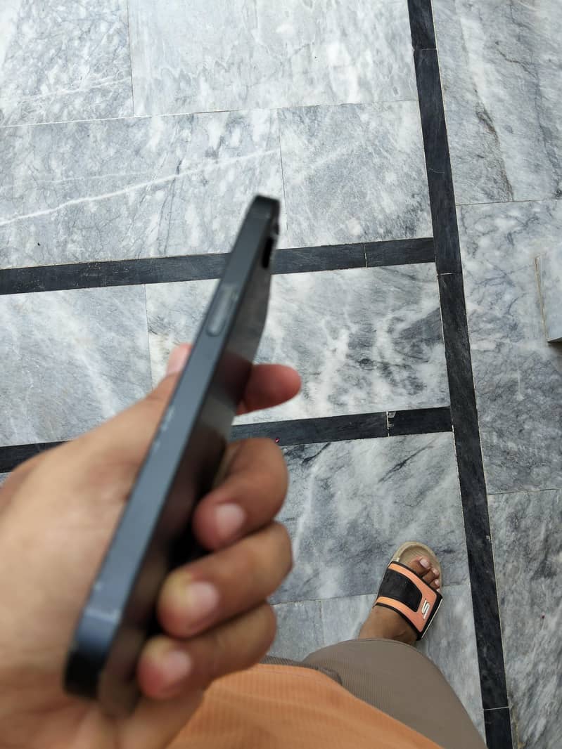 Apple iPhone 16e 1