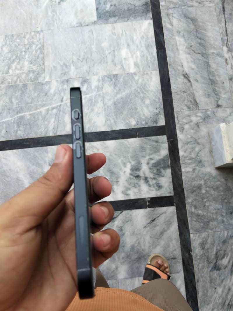 Apple iPhone 16e 2