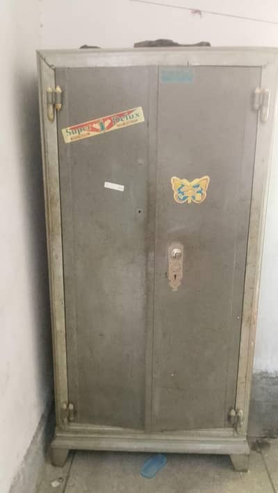 steel almari good condition