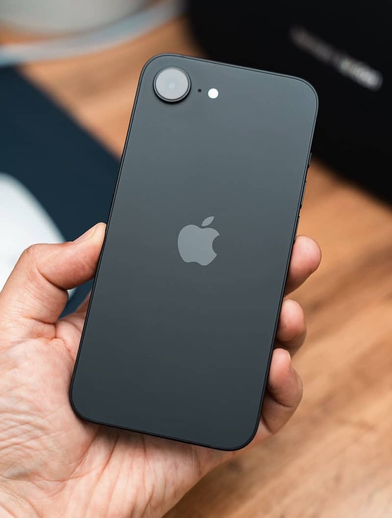 iPhone 16e 1