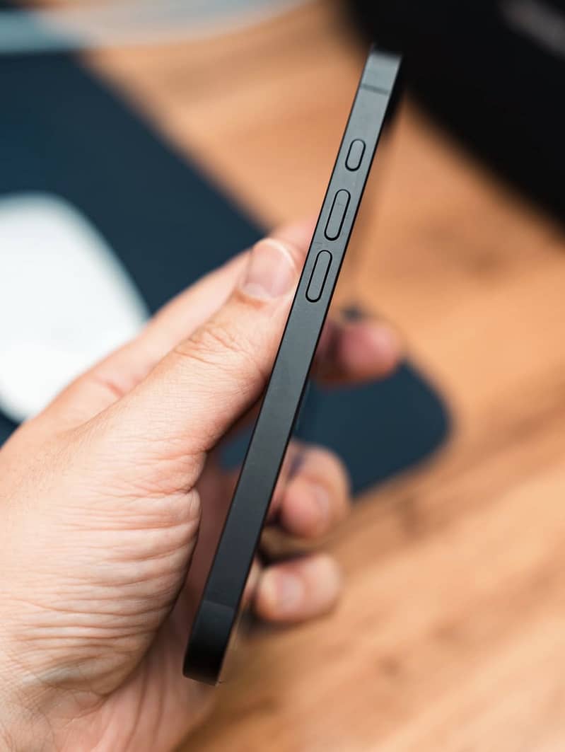 iPhone 16e 3