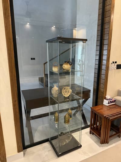 Glass showcase
