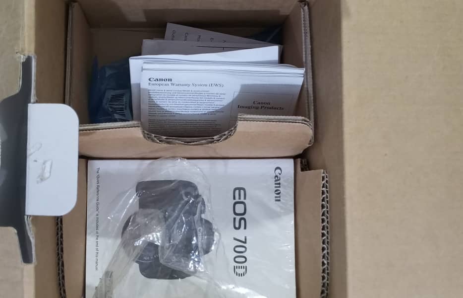 DSLR Model EOS 700D 1
