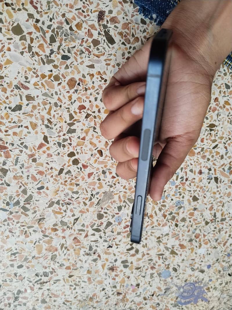 Apple iPhone 12 4
