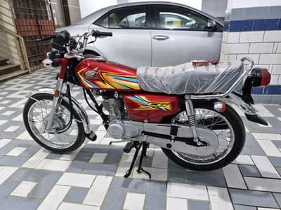 hi I'm selling my bike honda cg125 red color 10/10 just like new