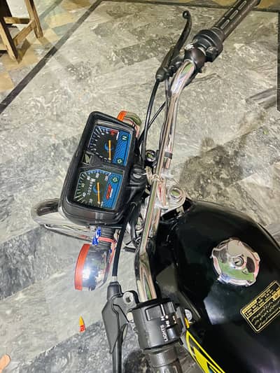 200 miter chala hai abhi 2 month hoy hai lye bilkol new brand bike hai