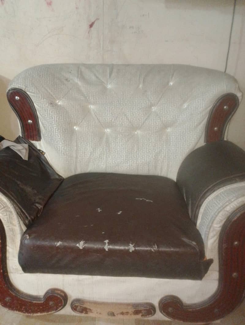 2 sofas 0