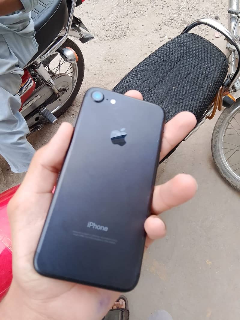 Apple iPhone 7 0