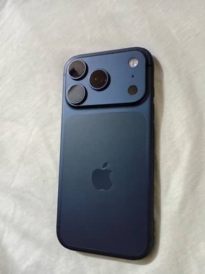 10/100 condition 17 pro  sealed  100 orignal  battery health