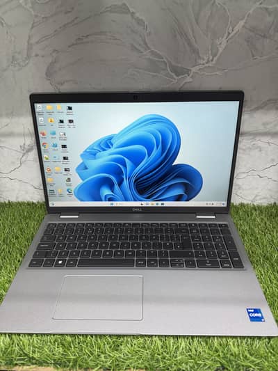 Dell Precision 3570 (i7 12th Gen) (8/256)
