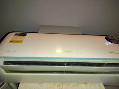 hello I'm selling my ac like new condition 4 ac in same model