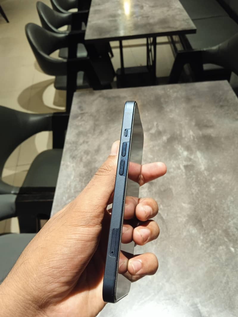 Apple iPhone 13 2
