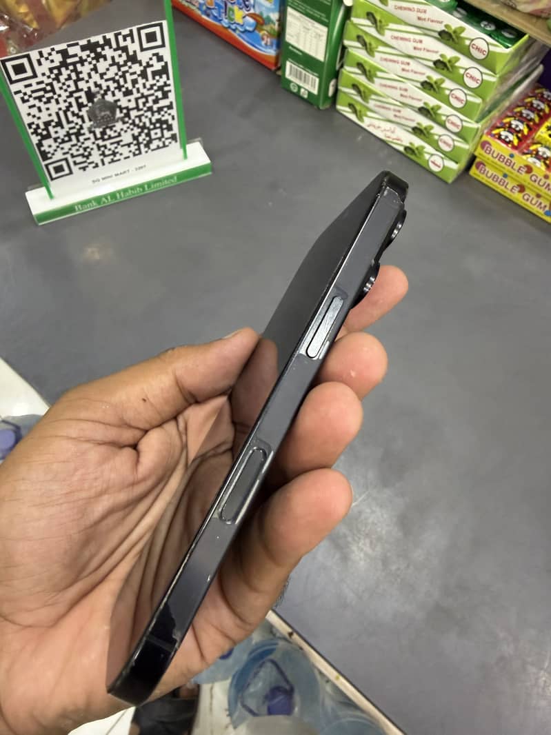 Apple iPhone 16 Pro 3