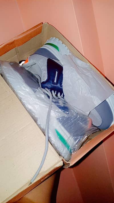 new shoes hai main ne istemal nahin kiya new hai Jo instead hai vah