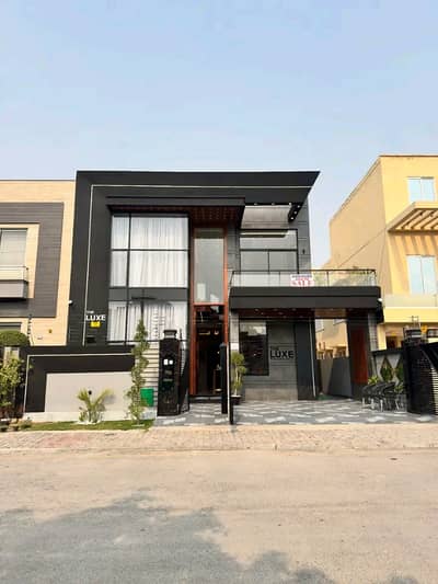 10 Marla Luxury House is Available for Rent in Bahria Town Lahore