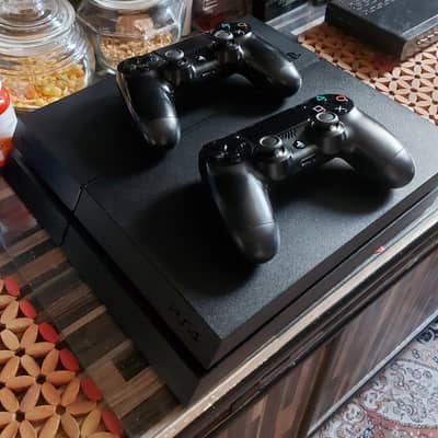 PlayStation 4 (PS4) Excellent Condition, 2 controller, Original box
