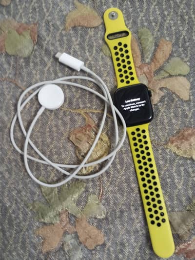 Apple watch se used (icloud locked) condition good with charger